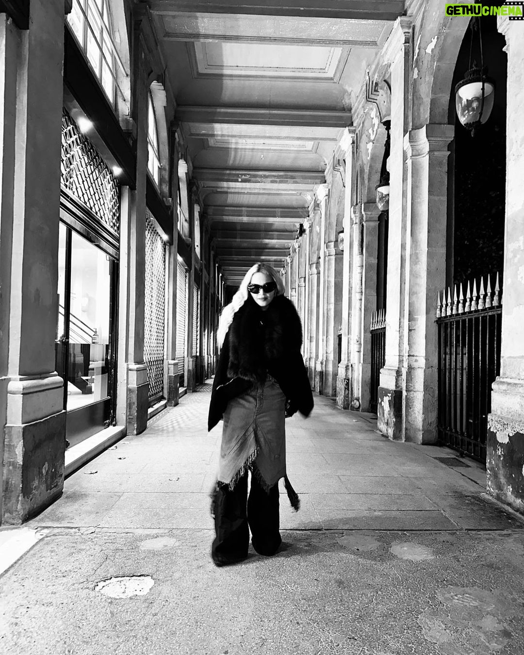 Madonna Instagram - What it feels like for a girl…………Paris Dump! 🇫🇷♥️