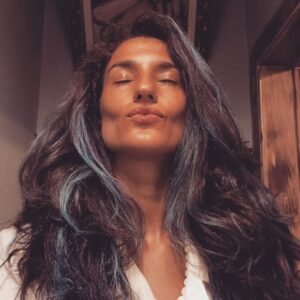 Mafalda Matos Instagram - Só para dizer que estou bem e feliz. A minha ausência nas redes tem sido por excelentes causas. Há muitas novidades. A vida quando flui vem com muitas mudanças. Até o cabelo ficou um pouco azul 🩵 

Há coisas que se mantêm. 

As sessões de Coaching Holístico por exemplo 🙌

Em breve volto com mais novidades🌻

#bluehair #happy #stayreal