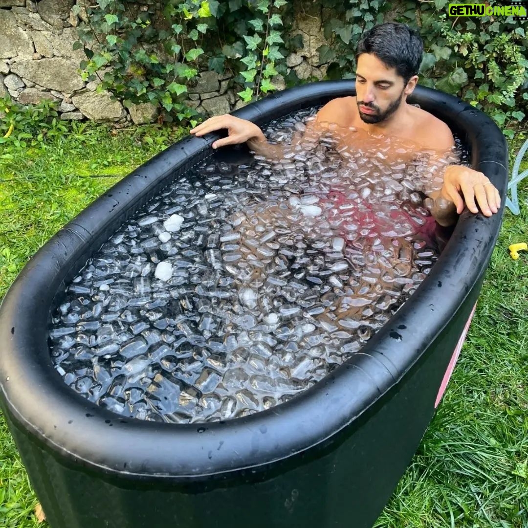 Mafalda Matos Instagram - BIOHACKING Reset Retreat 26 - 28 Maio Portugal @enxara.retreats Após o grande sucesso do 1° retiro @prannaceia em Portugal, em Setembro de 2022, vamos inovar esta maravilhosa experiência voltando com muitas novidades 🤗 Vamos partilhar contigo um pouco da épica história da criação deste retiro... Há umas semanas atrás eu (Sara) contactei a @enxara.retreats para reservar uma data e quem me atendeu foi a @mafaldamatos gestora do centro. Seria uma chamada breve sobre a logística do espaço e dúvidas pontuais contudo acabou sendo uma 1h30 de conversa transformadora. Apercebemo-nos que temos muitos gostos em comum e foi sincronia atrás de sincronia, como por exemplo o nosso aniversário ser no mesmo dia (15 de Abril) 🤗 Temos tantas coisas em comum como coisas que nos complementam, por isso e por muito mais, decidimos realizar este retiro juntas 👯♀️ Entretanto a Mafalda veio a Angola visitar-me e estamos neste momento juntas a iniciar o retiro Detox & Discovery em São Tomé e Príncipe🌴 Tem sido uma troca muito bonita de conhecimento e agora estamos ambas muito empolgadas em partilhar esta boa energia contigo 😃 Convictas do caminho do meio, aquele que junta a sabedoria ancestral com a ciência, vamos partilhar neste retiro de 3 dias, técnicas e conhecimento para um RESET total à forma como vês a vida. Da alimentação aos valores de conduta, como a disciplina e a coragem, o BIOHACKING Reset Retreat é o berço de uma nova versão de ti! Se te identificas com: ✅ Hipertensão /Hipotensão ✅ Excesso de gordura corporal ✅ Depressão e ansiedade ✅ Problemas de humor ao acordar ✅ Instabilidade emocional ✅ Falta de memória, foco e/ou energia ✅ Problemas para dormir ✅ Vícios (doces, pão, álcool, relações tóxicas etc.) ✅ Diarreia ou prisão de ventre ✅ Fome constante ✅ Doenças crónicas, cardíacas, autoimunes e genéticas ✅ Resistência à insulina ✅ Falta de Libido Sexual ✅ Ex Vegan/ Ex Vegetariano ✅ Fortalecer a imunidade e a longevidade Vem viver essa experiência connosco! Para mais informações sobre o programa, valores e alojamento: www.prannaceia.com/portugal +244 932 134 03 +351 91 205 5 205 Um mundo melhor é possível💜 Enxara.retreats