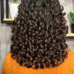 Mafalda Matos Instagram - Honrar os caracóis em bom 😍 adoro a @juci.ara e a sua equipa da @clinicadoscachospt . A última vez que tinha cortado o cabelo foi em fevereiro... Voltei agora para cortar as pontas e ajeitar um pouco o corte para ele continuar a crescer. Caracóis definidos e hidratados com muito Amor 🤍 Vejo muitas mulheres a não saberem cuidar dos seus caracóis e da sua saúde... Os químicos dos alisamentos são altamente nocivos! N°1 dos produtos mais cancerígenos... Faz a tua pesquisa e assume a tua natureza 💃🏽 Trata bem de ti 🙏🏽 #caracois Clínica dos Cachos Portugal
