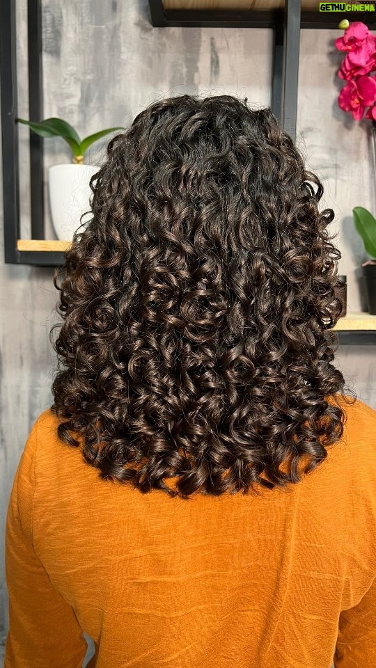 Mafalda Matos Instagram - Honrar os caracóis em bom 😍 adoro a @juci.ara e a sua equipa da @clinicadoscachospt . A última vez que tinha cortado o cabelo foi em fevereiro... Voltei agora para cortar as pontas e ajeitar um pouco o corte para ele continuar a crescer. Caracóis definidos e hidratados com muito Amor 🤍 Vejo muitas mulheres a não saberem cuidar dos seus caracóis e da sua saúde... Os químicos dos alisamentos são altamente nocivos! N°1 dos produtos mais cancerígenos... Faz a tua pesquisa e assume a tua natureza 💃🏽 Trata bem de ti 🙏🏽 #caracois Clínica dos Cachos Portugal