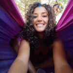 Mafalda Matos Instagram - A criança interior precisa de tempo e espaço para existir. A vida é uma comédia, nada melhor que a celebrar em alegria e pureza ✨ Tantas pessoas vivem uma máscara de adultos sérios tristes que a sociedade sugere como a única via... Mas que não passa de uma ilusão de sucesso. Quando foi a última vez que danças-te livremente? Grata a todos nós que fizemos o @znagathering ser um encontro de Amor e Liberdade 🤍 #criançainterior #dança #brinca #znagathering #happykid #almafeliz Zna Gathering