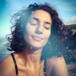 Mafalda Matos Instagram - Yo soy... Soy agua, playa, cielo, casa blanca Soy Mar Atlántico, viento y América Soy un montón de cosas santas Mezclada con cosas humanas ( como te explicas?) Cosas mundanas.... 🎧'Soy Pan, Soy Paz, Soy Mas' de Mercedes Sosa