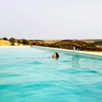 Mafalda Matos Instagram - Uma gota do oceano a fluir na piscina... E a sentir-se no oceano 💙 Que possamos sempre encontrar o centro dentro nós. . . . . #oceanlover #swimingpool #connection