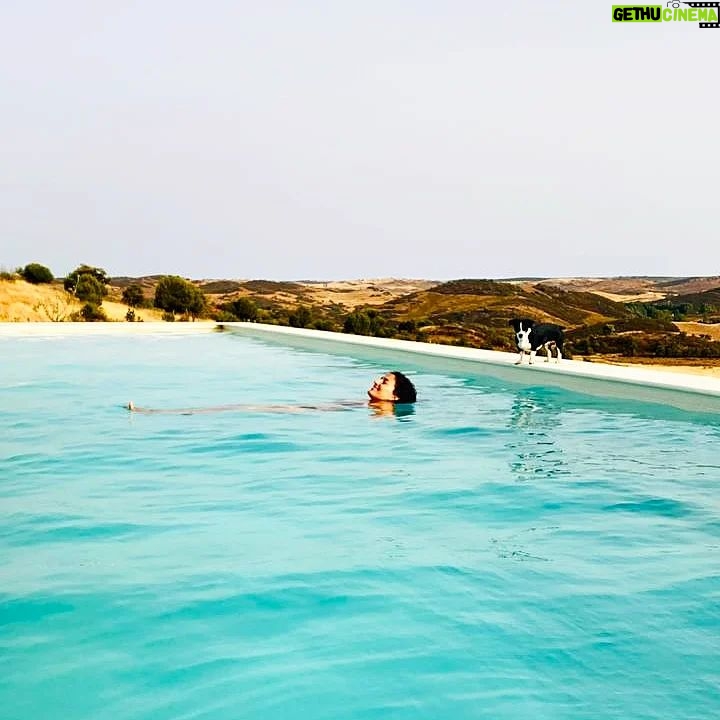 Mafalda Matos Instagram - Uma gota do oceano a fluir na piscina... E a sentir-se no oceano 💙 Que possamos sempre encontrar o centro dentro nós. . . . . #oceanlover #swimingpool #connection
