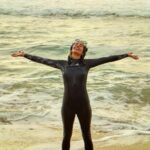 Mafalda Matos Instagram – Dia Mundial dos Oceanos 💙 Que dia rico! Fui dar #aqueleabraço ao Mar na praia de Carcavelos, uma iniciativa da @routeportugal , falei com a @antena1rtp sobre a Missão Atlantis da @oceansandflow e para fechar em bom este dia… Apresentei a visualização do filme ‘Programa Atlantis’, um documentário lindo realizado pelo @peregrinus.studio que relata a conexão mágica de uma turma do 8° ano com o meio marítimo, mas também com o coração e a sensibilidade necessária para hoje em dia vivermos de forma sustentável. Grata Grata Grata 🤍 Sem Mar não há vida neste planeta… Que by the way… Deveria chamar-se Planeta Água 💙
.
.
.
#nooceannolife #diamundialdosoceanos #mar #oceanos #vida #sustentabilidade #conexão #amor
