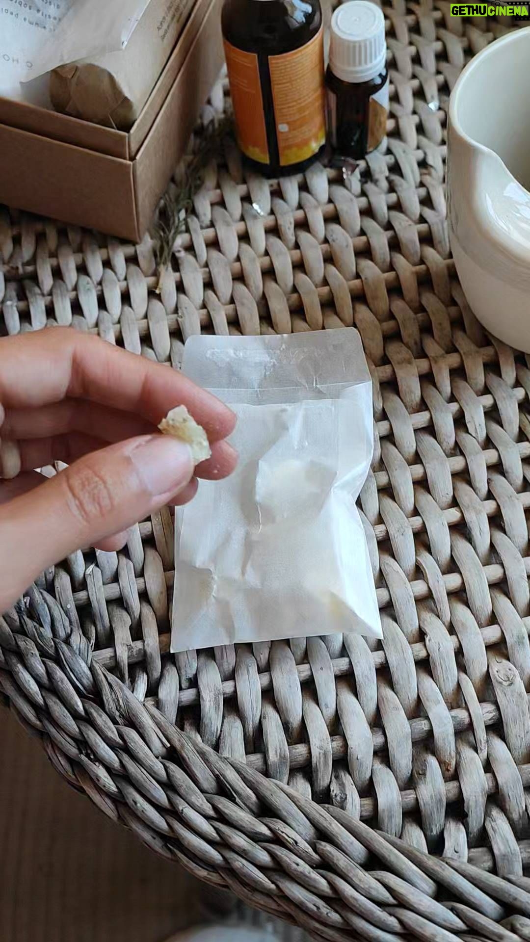 Mafalda Matos Instagram - Adoro defumar a casa... Logo de manhã ou ao final do dia. Neste vídeo usei copal branco da @casadefumos 🤍🪶 . . . #defumação #letitgo #espaçosagrado