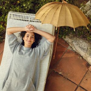 Mafalda Matos Instagram - Estou numa fase de reflexão. Os tempos estão assim.... De deixar ir o que já não ressoa e de ganhar uma nova pele para uma nova vida. Fazer um upgrade. Acessar a emoções profundas. "ir para fora cá dentro"... Viajar nas sensações do corpo, sentir o ar a entrar e a sair... Relaxando a mandíbula e aaahhhh... Possibilitar-me a um relaxamento profundo. Tão profundo que o meu sistema nervoso até desconfia... De onde isto vem? Não estás habituada a isto... Tens coisas para fazer! Não. Hoje vou  SER. 
Não vou consumir redes sociais. Vou apenas partilhar convosco em forma de diário de bordo. Não vou ver o feed. Venho cá 1x por dia apenas. Notificações desligadas (como já estavam) e será um primeiro passo para... Nem sei bem para o quê. Sei que é mais íntimo. Mais virado para mim. Mais vulnerável.

Vou olhar para o céu e sonhar 🤍

Até amanhã pessoas empoderadas ✨
.
.
.

Vestido @vintageforacause
Foto @tiagofzv
.
.
#paz #descanso #ferias #tranquilidade #foco #nosocialmedia #detox #empoderados #theonlywayisthrough #sentir #ser