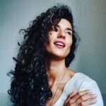 Mafalda Matos Instagram - Hoje é dia de lábios vermelhos 👄 O amor próprio pode ser colorido e leve. Um gesto tão simples... Com Amor