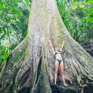 Mafalda Matos Instagram - Dia da Mulher... Da energia feminina... Da Mãe Natureza... A maior Deusa de todas 💚
.
.
.
#saotome #diadamulher #womensday #nature