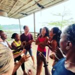 Mafalda Matos Instagram - Aquela dança entre confiançar nos outros e na minha capacidade de saber cair, caso vá de boca ao chão. A vida é isto, não é? Adoro... Relaxa-me tanto 🤗 São Tomé ✅ Próxima paragem 🇦🇴 . . . #confia #relax #saotome #retiros Ondas Divinas Vacation Houses São Tomé