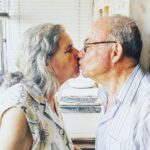 Mafalda Matos Instagram - O meu avô Artur 🤍 Tantas saudades tenho... tanta gargalhada boa e conhecimento passado... Um homem incrível. O meu "galã"... o meu querido avô dos selos... Estou triste. O meu único avô vivo partiu. Aproveitem muito os anciãos. Eles são pérolas.. são o chão, as raízes, a força de uma geração que viveu tanto.. Com muito Amor... e só Amor... tanto.. #rip #avô #Amor
