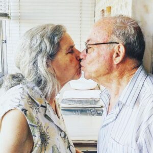 Mafalda Matos Instagram - O meu avô Artur 🤍 
Tantas saudades tenho... tanta gargalhada boa e conhecimento passado... Um homem incrível. O meu "galã"... o meu querido avô dos selos... 

Estou triste.

O meu único avô vivo partiu. Aproveitem muito os anciãos. Eles são pérolas.. são o chão, as raízes, a força de uma geração que viveu tanto..

Com muito Amor... e só Amor... tanto..

#rip #avô #Amor