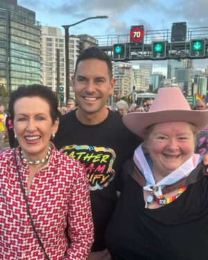 Magda Szubanski Instagram - 🏳️‍🌈🌈💕What an amazing day with my goddaughter #Betty @lisaluckiest and friends !!! So proud of our community and what we have achieved. As @brunswickett said, we dedicate this walk to those in other countries who are not free or safe to live their lives openly - let alone March with #pride #worldpride #pridemonth #pride🌈 
Thanks for your support and leadership @albomp @senatorpennywong