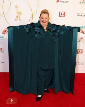 Magda Szubanski Instagram - Looks like there’s another teal independent in town!! I’M JOKING!! #logies #goldcoast @channel9 @channel9style @thestargoldcoast