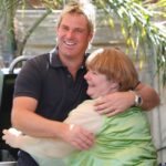Magda Szubanski Instagram - Rick McKenna just sent me these gorgeous behind the scenes pics. Shane was so sweet. God we had fun. They are gonna post some other lovely BTS pics with Gina Jane Glenn and Peter over at @kathandkim ❤️💔🙏 #shanewarne #legend #kathandkim #cricket #sharonstrzelecki #megafan