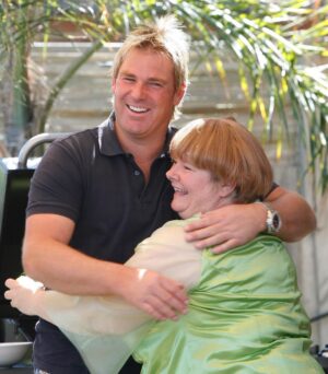 Magda Szubanski Instagram - Rick McKenna just sent me these gorgeous behind the scenes pics. 
Shane was so sweet. God we had fun. 
They are gonna post some other lovely BTS pics with Gina Jane Glenn and Peter over at @kathandkim ❤️💔🙏
#shanewarne #legend #kathandkim #cricket #sharonstrzelecki #megafan