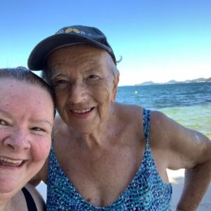 Magda Szubanski Instagram - Hangin with my friend Teresa. Teresa was sent to Auschwitz when she was 10 yo. Her mother died there. Her sister and father were sent to Ravensbrück. Teresa is wise & kind, without a hint of bitterness. 
She & her friends continue to raise money for #asylumseekers ❤️🙏🏻❤️

Teresa’s husband was in the same Polish Resistance Unit as my father during WWII

#refugees #familyfriends #humanrights #kindnessmatters
