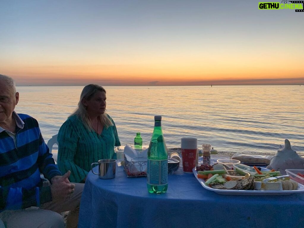 Magda Szubanski Instagram - Sunset dinner on the beach with @willconnolly__ and family #lucky #luckycountry #velvetseason #autumn 💕🌅🏖😎