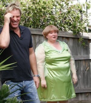 Magda Szubanski Instagram - Rick McKenna just sent me these gorgeous behind the scenes pics. 
Shane was so sweet. God we had fun. 
They are gonna post some other lovely BTS pics with Gina Jane Glenn and Peter over at @kathandkim ❤️💔🙏
#shanewarne #legend #kathandkim #cricket #sharonstrzelecki #megafan