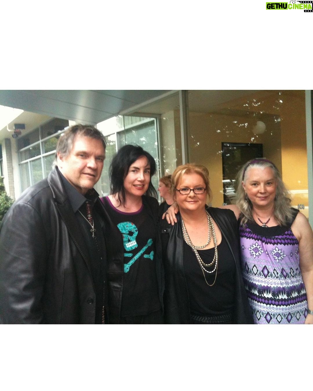 Magda Szubanski Instagram - Oh #meatloaf… like a bat outta hell, straight into heaven 🦇👼🏻 😞 Condolences to his family. This is us at the filming of “Spicks and Specks” in 2010 with my sister Barb, mate Kristen and a bonus pic of awesome @adalitax What a terrible shame 🙏🏻🦇