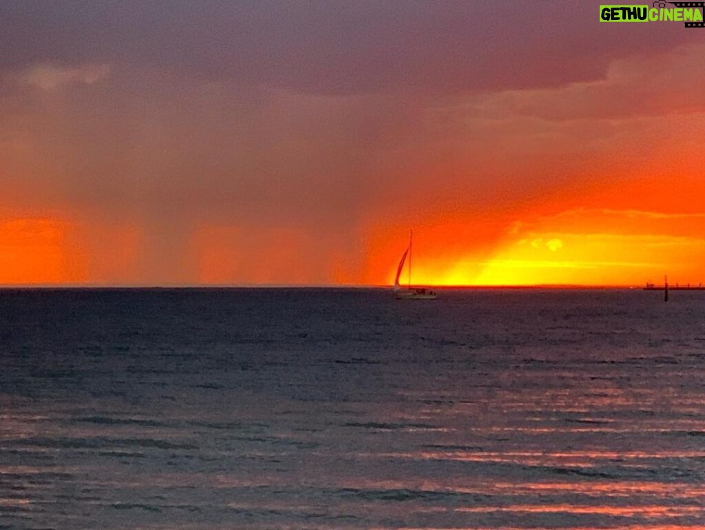 Magda Szubanski Instagram - Oh wow!! Incredible sunset and lightning over the bay 🌅 🌩⛈ Hey @wendysharpeart they remind me of the colours you used in my portrait!!