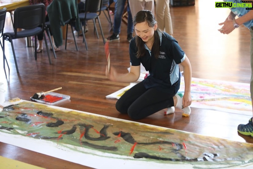 Magda Szubanski Instagram - Making art & making new friends. “Regeneration” long-term bushfire support team on Kangaroo Island for launch of the program there. Lots of terrific, heartfelt conversations & feedback for our return trips . Great work all! The Regeneration program is constantly evolving in response to specific needs of each community. Amazing, resilient folks. See you next time KI!! Back to Tumbarumba for follow up soon!! #traumainformed #arts Thanks to all who donated to @willconnolly__ and my fundraiser which is what has allowed all this to happen. 🙏❤️🙌 Find out more or donate see link in bio @centrecreativehealth @hospitalresearch Photo credit: Daniel Clarke, Ninti Media 🙏