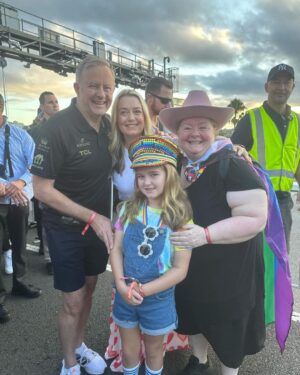 Magda Szubanski Instagram - 🏳️‍🌈🌈💕What an amazing day with my goddaughter #Betty @lisaluckiest and friends !!! So proud of our community and what we have achieved. As @brunswickett said, we dedicate this walk to those in other countries who are not free or safe to live their lives openly - let alone March with #pride #worldpride #pridemonth #pride🌈 
Thanks for your support and leadership @albomp @senatorpennywong