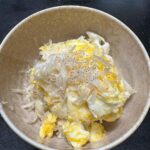 Magda Szubanski Instagram - My latest breakfast invention… #ScruffledEggsNCauli scrambled eggs with truffle oil on top of some lightly fried cauliflower with a sprinkle of vegan Parmesan salt and pepper YUMMM 😋 Have got my Hba1c out of pre-diabetes and back in the normal range Thank you @real_life_medicine I’m far from perfect but I just keep tryin RECIPE (just coz @johjarvismeditations asked for it 😂) Break up some raw cauliflower into small pieces. So still nice n crunchy. Whack some oil and salt in fry pan and brown em Eggs - just crack em straight into a non stick fry pan (no milk, no nothing) add a splash of truffle oil, some salt and swish em about with a spatula. Don’t let them get hard. You want them gooey Sprinkle Parmesan and black pepper Eat It really is THAT easy and soooo yum 😋 ❤️ Hit me up with some low sugar non dairy #breakfastinventions ploise #breakfast #breakfastideas Check out #magdasbignationalhealthcheck #magdashealthcheck on @abctv to find out how sugar is FUCKING with us and why it is so hard to be healthy in Australia 50% of aussies live with chronic illness Let’s change that! One brekkie at a time!