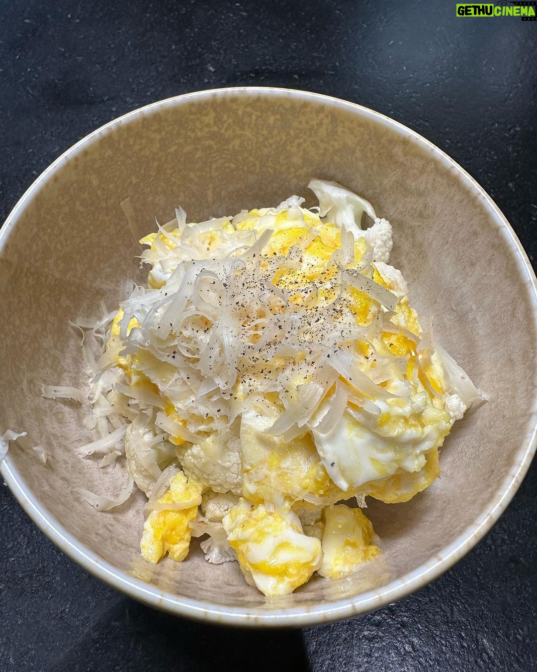 Magda Szubanski Instagram - My latest breakfast invention… #ScruffledEggsNCauli scrambled eggs with truffle oil on top of some lightly fried cauliflower with a sprinkle of vegan Parmesan salt and pepper YUMMM 😋 Have got my Hba1c out of pre-diabetes and back in the normal range Thank you @real_life_medicine I’m far from perfect but I just keep tryin RECIPE (just coz @johjarvismeditations asked for it 😂) Break up some raw cauliflower into small pieces. So still nice n crunchy. Whack some oil and salt in fry pan and brown em Eggs - just crack em straight into a non stick fry pan (no milk, no nothing) add a splash of truffle oil, some salt and swish em about with a spatula. Don’t let them get hard. You want them gooey Sprinkle Parmesan and black pepper Eat It really is THAT easy and soooo yum 😋 ❤️ Hit me up with some low sugar non dairy #breakfastinventions ploise #breakfast #breakfastideas Check out #magdasbignationalhealthcheck #magdashealthcheck on @abctv to find out how sugar is FUCKING with us and why it is so hard to be healthy in Australia 50% of aussies live with chronic illness Let’s change that! One brekkie at a time!
