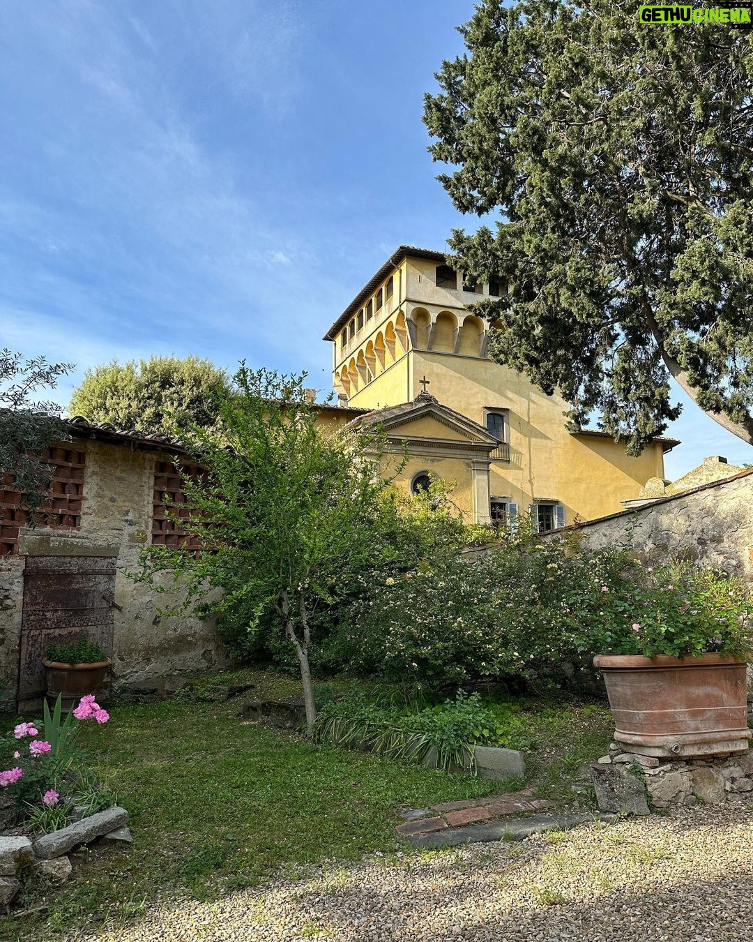 Magda Szubanski Instagram - Birds and bells and bees. Agriturismo in Italia Please enjoy 🐦⬛🔔🐝❤️🇮🇹