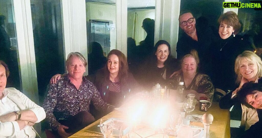 Magda Szubanski Instagram - Magical evening hosted by that ever sparkling bundle of warmth and wit @kathy.lette and her beautiful family Georgie, Jules Brian and friends @timminchin @rubywax @officialtheofennell & Louise Jess and Kristen 🇬🇧❤️🙏🌸😘 exactly the kind of life affirming evening the doctor ordered, spent laughing, reminiscing and remembering loved ones who have left us 🙏❤️Ruth 🙏❤️Barry