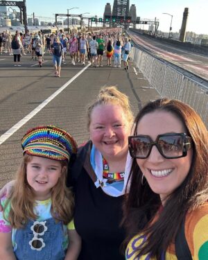 Magda Szubanski Instagram - 🏳️‍🌈🌈💕What an amazing day with my goddaughter #Betty @lisaluckiest and friends !!! So proud of our community and what we have achieved. As @brunswickett said, we dedicate this walk to those in other countries who are not free or safe to live their lives openly - let alone March with #pride #worldpride #pridemonth #pride🌈 
Thanks for your support and leadership @albomp @senatorpennywong
