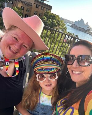 Magda Szubanski Instagram - 🏳️‍🌈🌈💕What an amazing day with my goddaughter #Betty @lisaluckiest and friends !!! So proud of our community and what we have achieved. As @brunswickett said, we dedicate this walk to those in other countries who are not free or safe to live their lives openly - let alone March with #pride #worldpride #pridemonth #pride🌈 
Thanks for your support and leadership @albomp @senatorpennywong
