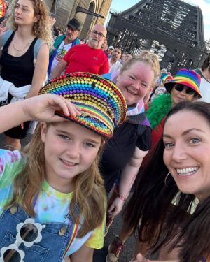 Magda Szubanski Instagram - 🏳️‍🌈🌈💕What an amazing day with my goddaughter #Betty @lisaluckiest and friends !!! So proud of our community and what we have achieved. As @brunswickett said, we dedicate this walk to those in other countries who are not free or safe to live their lives openly - let alone March with #pride #worldpride #pridemonth #pride🌈 
Thanks for your support and leadership @albomp @senatorpennywong