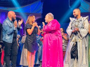 Magdy El Hawary Instagram - ولما نتكلم عن الحلاوة 😍 و عن ليلة حلوة 🤗يبقي لازم تكون فيها الحلوة #انغام🤗 ♥️♥️ نورتينا ياغالية 😘 #ياما_في_الجراب_ياحاوي #cairoshow