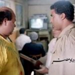 Magdy El Hawary Instagram - صباح الخير 🤗 ويوم جميل علي الجميع يارب 🙏🌹 هنبدء اليوم بذكري جميلة في وقعة مشهورة عن ممثل الروح 🖤 الراحل #احمد_ذكي طاقة ايجابية نبدء بها اليوم يمكن تفرق معانا في بداية يومنا ♥️ إبراهيم نصر بيحكي وبيقول كنت قاعد مستني أحمد زكي في مكان ما بسيط كده بشرب شاي .. جه في ميعاده ولقيته بيقولي هروح أستلم جايزتي عن فيلم أنا لا أكذب ولكني أتجمل في السريع كده وارجع بسرعة خليك قاعد بيقول راح وجه متأخرش وراجع بتاكسي ومطلع إيده من التاكسي وعمال يقولي الجايزة اهي .. وكأنه بيقولي هي دي بقى البتاعة اللي الكل بيجري عليها .. هو ميكنش بيهمه الجوايز لدرجة إنه نسي شهادة التقدير في التاكسي والسواق قعد يقوله الورقة يا أستاذ نسيت الورقة المهم .. قالي أنا جعان تعالى أنا عازمك على كباب وكفتة .. ولأنه كان راجل بسيط جدا رحنا لمحل كده هو كان بيحبه كانت قعدته على الرصيف .. بدأ يتحطلنا الأكل .. وعلى ريحة الأكل إتجمع كـ ـلاب الشارع .. كـ ـلب ورا كـ ـلب ورا كـ ـلب .. أول ما صاحب المحل شاف المنظر جري ناحية الكـ ـلاب ومسك كـ ـلب وقعد يضرب فيه برجله .. أحمد زكي قام وراح حايشه ومنعه ومزعقله وقاله إنت بتضـ ـربه ليه .. جعان يا أخي ذنبه إيه .. إرحم يا أخي .. وراح قايله خش هاتله كيلو كباب وكفتة واعمله هنا على الرصيف سرفيس كامل وشوكة وسكيـ ـنة وسلطات وكل حاجة كإنك بتنزل لزبون بيقول وفعلا الراجل دخل وجاب الكباب والكفتة .. وفرش للكـ ـلب على الأرض ..وكل شوية أحمد زكي ينده عليه ويقوله هاتله سلطة .. هاتله مخلل .. هاتله عيش .. وكأنه عاوز يبسطه وينسيه تعب الضـ ـرب والأهـ ـانة بيقول الغريب إن الكـ ـلب كان بياكل وهو خايف وعمال يبص وراه .. لانه اتعود ان مفيش لقمة بتيجي سالكة كده .. راح أحمد زكي باصصلي وقايلي : شوف خايف ازاي حتى والأكل جايله مخصوص مش سـ ـرقة .. صعب انك تخلي حد يطمن بعد ما عاش طول حياته في خطر .. اللي بينكسر مننا وبيتخان مبيصدقش ان ممكن حد يحافظ عليه تاني .. وبيعيش حياته بيتلفت وراه كده .. لو الناس تعرف الأذى اللي بتسببه للحيوانات والبشر هيعرفوا انه مبيتنسيش مهما طال الزمن وهنعيش مروشيين بسببهم _____________ by: walla ahmed منقول رحمة الله علي احمد ذكي وابراهيم نصر 🙏