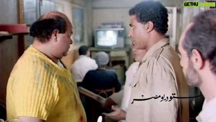 Magdy El Hawary Instagram - صباح الخير 🤗 ويوم جميل علي الجميع يارب 🙏🌹 هنبدء اليوم بذكري جميلة في وقعة مشهورة عن ممثل الروح 🖤 الراحل #احمد_ذكي طاقة ايجابية نبدء بها اليوم يمكن تفرق معانا في بداية يومنا ♥️ إبراهيم نصر بيحكي وبيقول كنت قاعد مستني أحمد زكي في مكان ما بسيط كده بشرب شاي .. جه في ميعاده ولقيته بيقولي هروح أستلم جايزتي عن فيلم أنا لا أكذب ولكني أتجمل في السريع كده وارجع بسرعة خليك قاعد بيقول راح وجه متأخرش وراجع بتاكسي ومطلع إيده من التاكسي وعمال يقولي الجايزة اهي .. وكأنه بيقولي هي دي بقى البتاعة اللي الكل بيجري عليها .. هو ميكنش بيهمه الجوايز لدرجة إنه نسي شهادة التقدير في التاكسي والسواق قعد يقوله الورقة يا أستاذ نسيت الورقة المهم .. قالي أنا جعان تعالى أنا عازمك على كباب وكفتة .. ولأنه كان راجل بسيط جدا رحنا لمحل كده هو كان بيحبه كانت قعدته على الرصيف .. بدأ يتحطلنا الأكل .. وعلى ريحة الأكل إتجمع كـ ـلاب الشارع .. كـ ـلب ورا كـ ـلب ورا كـ ـلب .. أول ما صاحب المحل شاف المنظر جري ناحية الكـ ـلاب ومسك كـ ـلب وقعد يضرب فيه برجله .. أحمد زكي قام وراح حايشه ومنعه ومزعقله وقاله إنت بتضـ ـربه ليه .. جعان يا أخي ذنبه إيه .. إرحم يا أخي .. وراح قايله خش هاتله كيلو كباب وكفتة واعمله هنا على الرصيف سرفيس كامل وشوكة وسكيـ ـنة وسلطات وكل حاجة كإنك بتنزل لزبون بيقول وفعلا الراجل دخل وجاب الكباب والكفتة .. وفرش للكـ ـلب على الأرض ..وكل شوية أحمد زكي ينده عليه ويقوله هاتله سلطة .. هاتله مخلل .. هاتله عيش .. وكأنه عاوز يبسطه وينسيه تعب الضـ ـرب والأهـ ـانة بيقول الغريب إن الكـ ـلب كان بياكل وهو خايف وعمال يبص وراه .. لانه اتعود ان مفيش لقمة بتيجي سالكة كده .. راح أحمد زكي باصصلي وقايلي : شوف خايف ازاي حتى والأكل جايله مخصوص مش سـ ـرقة .. صعب انك تخلي حد يطمن بعد ما عاش طول حياته في خطر .. اللي بينكسر مننا وبيتخان مبيصدقش ان ممكن حد يحافظ عليه تاني .. وبيعيش حياته بيتلفت وراه كده .. لو الناس تعرف الأذى اللي بتسببه للحيوانات والبشر هيعرفوا انه مبيتنسيش مهما طال الزمن وهنعيش مروشيين بسببهم _____________ by: walla ahmed منقول رحمة الله علي احمد ذكي وابراهيم نصر 🙏