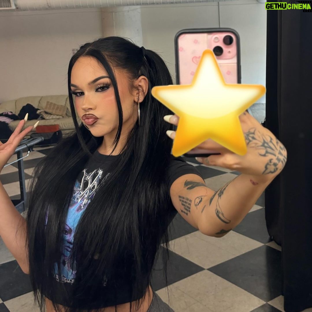 Maggie Lindemann Instagram - ✌️whole lotta me✌️