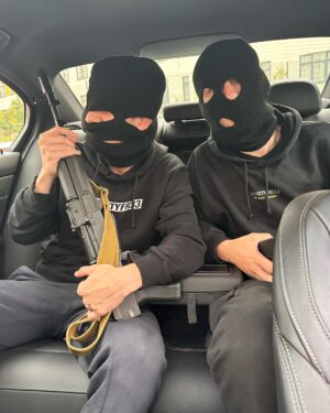 Magomed Murtazaaliev Instagram - Тут два фото 
Первое это «нейросетные ограблентили»
второе - нормальные грабители 
#съемкикино