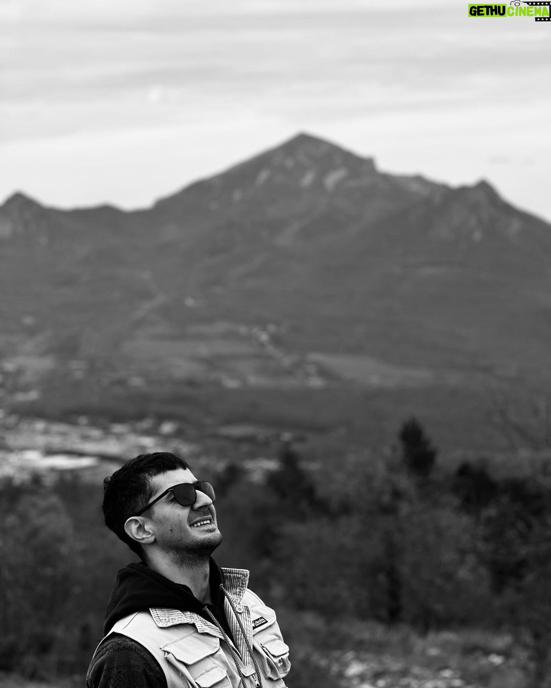 Magomed Murtazaaliev Instagram - Небо горы и я. Прекрасная коллаборация меня с Пятигорскими красотами. Ситуация когда всё в кадре сильно красиво. Особенно я. Ох как бы самому себе не сглазить самого себя. Спасибопожалуйста. Pyatigorsk, Russia