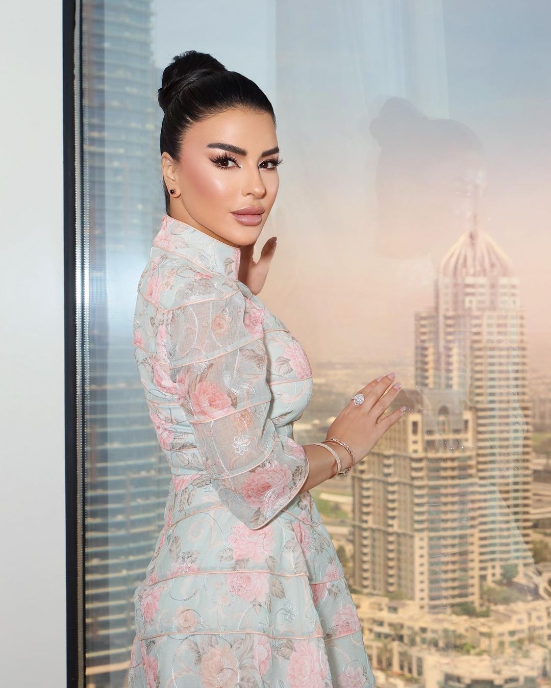 Maguy Bou Ghosn Instagram - Tonight ✨ 9:30 Pm Beirut & KSA time 10:30 UAE time @kalamnawaeminsta on @mbc1 🤍✨ #كلام_نواعم #ماغي_بو_غصن Dress by @hhart.uae Make up @rolabaghdadi Hair @hairbynawaf @amroladiessalon Photos @rabee_alsirawan
