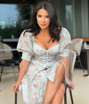 Maguy Bou Ghosn Instagram - Vacation mode on 🤍✨

👗 @hhart.uae 
Make up @dianaahmadmakeupartist 
Hair @haissam.najjar 

#MaguyBouGhosn | #ماغي_بو_غصن