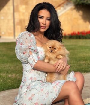 Maguy Bou Ghosn Instagram - Vacation mode on 🤍✨

👗 @hhart.uae 
Make up @dianaahmadmakeupartist 
Hair @haissam.najjar 

#MaguyBouGhosn | #ماغي_بو_غصن