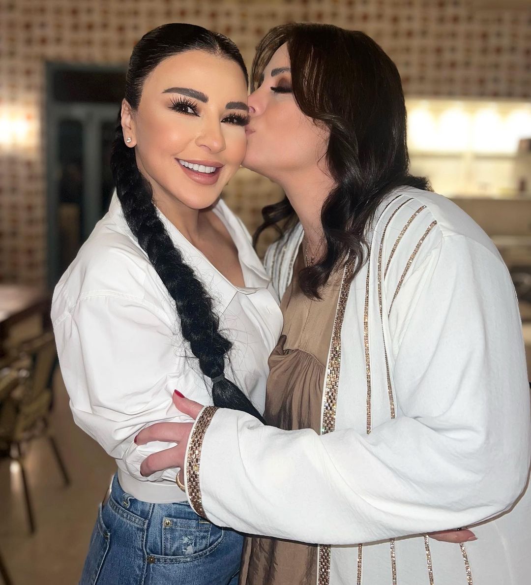 Maguy Bou Ghosn Instagram - سر الكاتب الناجح مش بس انّو يعرف يروي حكاية.. سرّه انّه يتفنّن برسم شخصيات، يعطيها روح ونبض وبُعد.. سرّه بإنّه يكون مختلف ومتجدّد ومواكب وذكي وقوي وابن النص.. وندين جابر هيك.. بنت نصها.. موهبة حقيقية.. حساسة، صادقة، ذكية، مختلفة.. بتعرف تقعّدنا على أعصابنا.. وبتعرف تخلق أحلى شخصيات وتقدمن للناس بشغف.. شكراً ندين على كل شي قدمتيه بـ ٣ مواسم لسحر ولهالعمل. بحبك من قلبي وفخورة فيكي وبصداقتك وبمهنيتك العالية. انتي اختي وصديقتي وحبيبة قلبي والشغل رح يبقى احلى شغل ♥️ #للموت٣ @nadinejaber