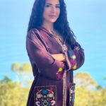 Maguy Bou Ghosn Instagram - كتير حب لـ #تونس وأهل تونس 🇹🇳 واستقبالهن واهتمامهن وجمال هالبلد وجمال الزيّ التونسي التقليدي.. استمتعت كتير بتصوير جزء من #للموت٣ فيها.. كانت تجربة ممتعة ♥️ الحلقة الثالثة الليلة نار.. جاهزين؟🔥😉 #ماغي_بو_غصن | #MaguyBouGhosn