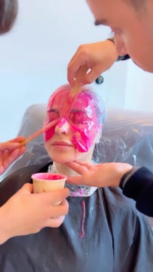 Maguy Bou Ghosn Instagram - This is how we’ve worked on the face mask 🤯 

كواليس تحضير ماسك الوجه لتصوير الإعلان الترويجي لمسلسل #ع_أمل #رمضان 

#ماغي_بو_غصن | #MaguyBouGhosn