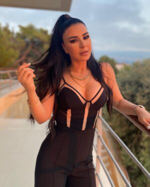 Maguy Bou Ghosn Instagram - Ready for tonight ✨🖤

Jewelry @himojewelry 
Hair @michel_layoun 
Make up @danikamelmakeup 

#MaguyBouGhosn | #ماغي_بو_غصن