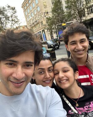 Mahesh Babu Instagram - Making memories with the ones who matter most.  #ThrowbackThursday #Travel