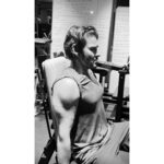 Mahesh Babu Instagram - Nothing is ever black & white when it comes to hard work... shaping it up!! 💪💪💪 @simonwatersonperformance @matthewsheath @hm_heathmatthewsphysio @minash.gabriel #movementismedicine